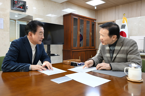 의정부시 22일 임태희 경기도교육감(오른쪽) 만나 4가지 건의 사항 전달