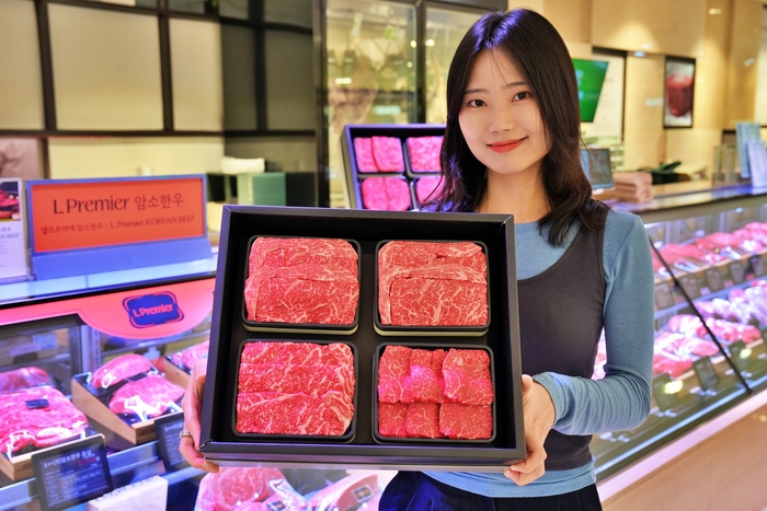 모델이 롯데백화점의 '2026 설 한우 선물세트'를 들고 있다. 사진=롯데백화점