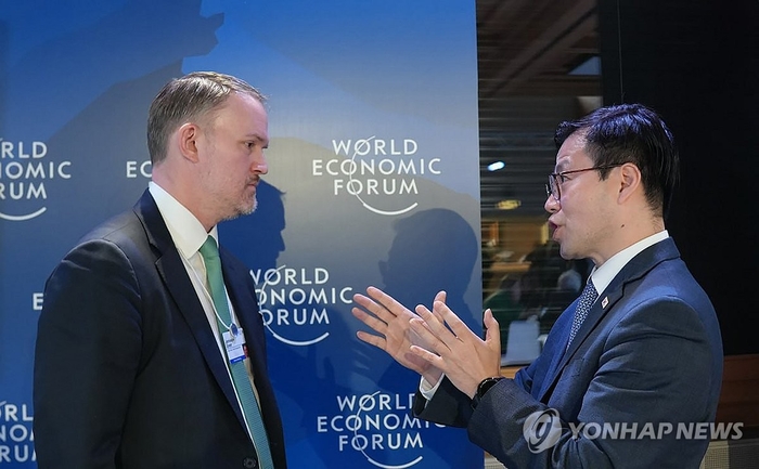 여한구 산업통상부 통상교섭본부장이 22일(현지시각) 스위스 다보스에서 그리어 미국 무역대표부 대표와 면담하고 있다.