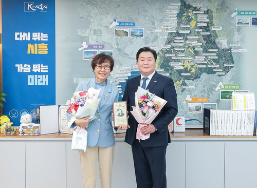 임병택 시흥시장-가수 강애리자(왼쪽)