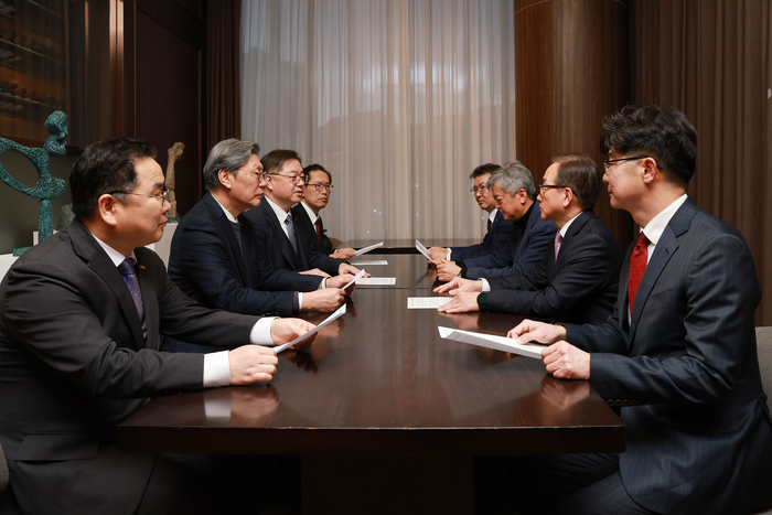 26일 서울 용산구 드래곤시티호텔에서 박양균 한국중견기업연합회 정책본부장, 김창범 한국경제인협회 부회장, 박일준 대한상공회의소 부회장, 김춘 