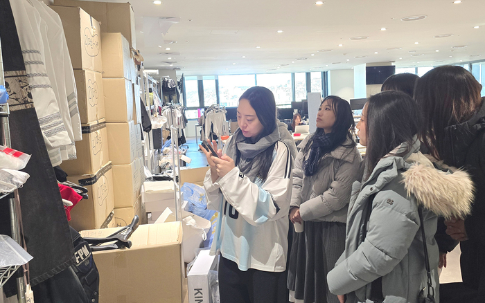 총괄 디렉터 동행, Y2K 감성·브랜드 철학 직접 체득