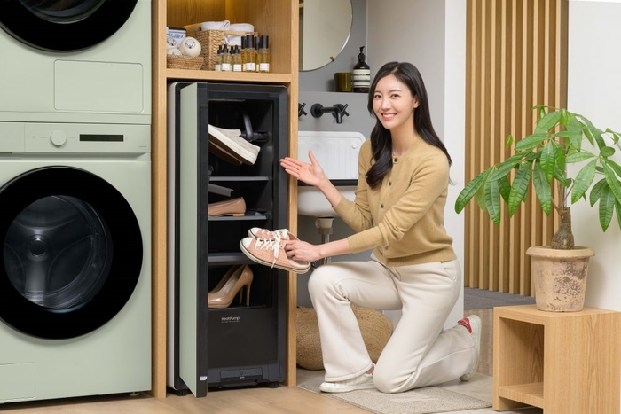 삼성전자 모델이 신발을 관리해주는 '비스포크 슈드레서' 제품을 소개하고 있다.