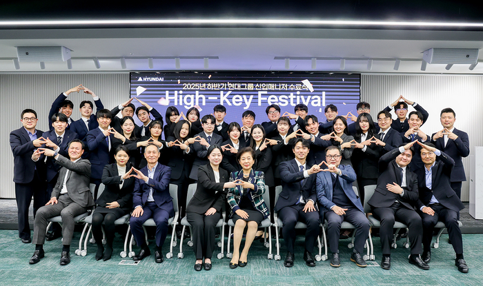 현정은 현대그룹 회장(앞줄 왼쪽에서 다섯 번째)이 23일 서울 종로구 연지동 사옥 내 H-스타디움에서 열린 '신입 매니저 교육수료식'에 참석해 구성