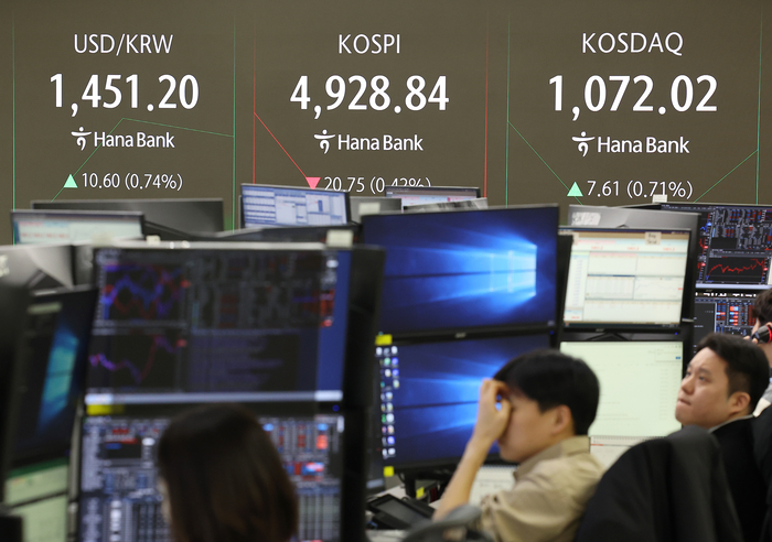 코스피, 트럼프발 관세 쇼크에 하락 출발...코스닥은 반등