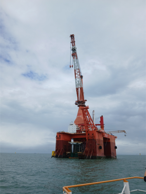 전남 영광낙월해상풍력발전단지 공사 현장에 위치한 풍력발전 설치선 '한산 1호'의 모습. 사진= 이원희 기자