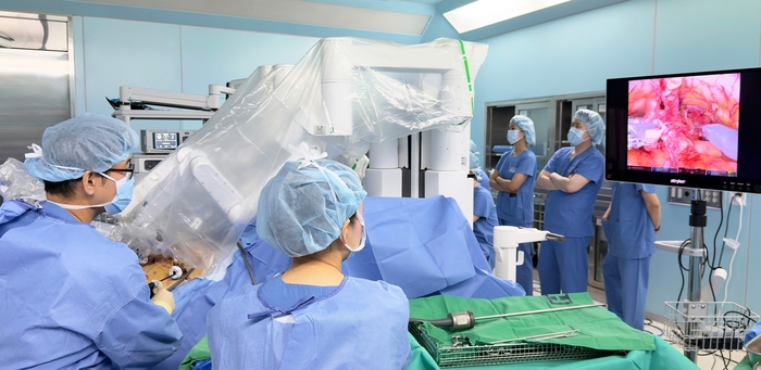 에이치플러스 양지병원 비뇨의학과 김승빈 전문의가 전립선암 로봇수술을 시행하고 있다.