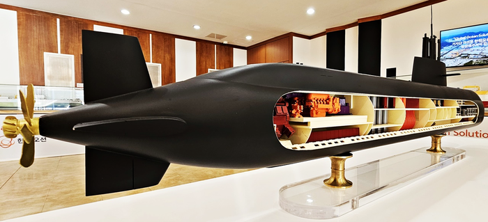 한화오션 거제 사업장 내에 전시된 장보고-Ⅲ 배치-Ⅱ 잠수함 모형. 사진=박규빈 기자