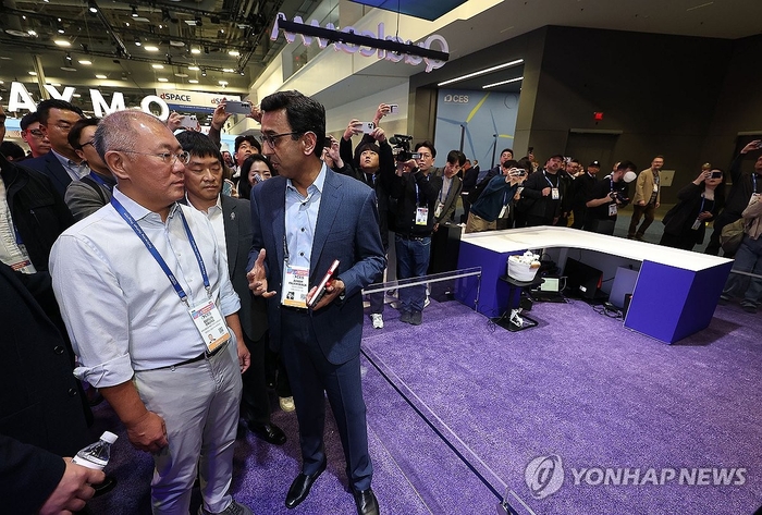 정의선 현대차그룹 회장(왼쪽 첫 번째)이 6일(현지시각) 미국 네바다주 라스베이거스에서 열린 'CES 2026' 퀄컴 부스를 찾아 기술에 대한 설명을 듣고