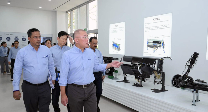 정의선 현대차그룹 회장(오른쪽 두 번째)이 12일(현지시각) 현대차 인도 푸네공장을 찾아 임직원들과 함께 자동차 부품을 점검하고 있다.