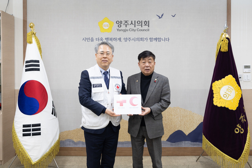 윤창철 양주시의회 의장-우광호 대한적십자사 경기도지사 사무처장(왼쪽)