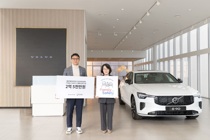 28일 볼보자동차코리아 용산 전시장에서 진행된 기부금 전달식에서 이윤모 볼보자동차코리아 대표(왼쪽)와 조용남 한국보육진흥원 원장이 기념촬영을