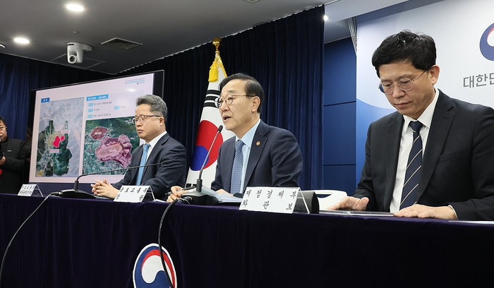 김윤덕 국토교통부 장관이 29일 서울 종로구 정부서울청사에서 도심 주택공급 확대 및 신속화 방안을 발표하고 있다.