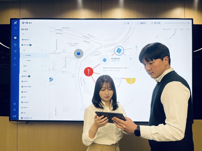 LS일렉트릭 임직원들이 OMS 계통감시 화면을 통해 배전망 상태를 점검하고 있는 모습.