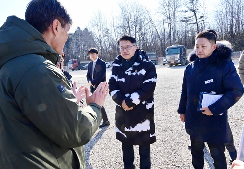 김대순 경기도 행정2부지사(가운데) 29일 파주시 '캠프 에드워즈' 현장 점검