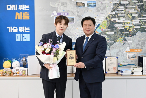 임병택 시흥시장-가수 진욱(왼쪽)