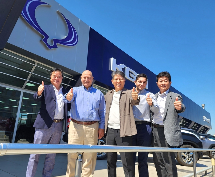 곽재선 KG모빌리티 회장(가운데)이 튀르키예 현지 대리점을 방문하고 관계자들과 기념 촬영을 하고 있다. 사진=KG모빌리티 제공