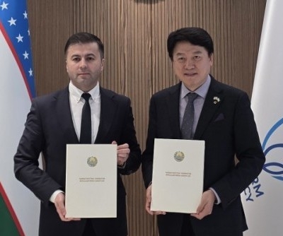 윤성찬 대한한의사협회장오른쪽)과 아지조프 우즈베키스탄 보건부 산하 제약산업개발청 총회장