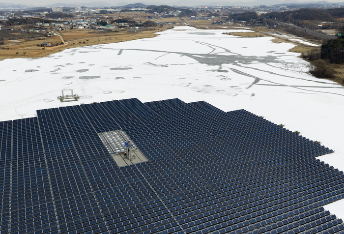 이어지는 추위…눈 속 수상태양광발전소