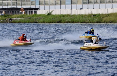 김효년(2기, A2) 경정선수 탑승한 1호정(흰색)이 가장 빨리 결승선 향해 질주
