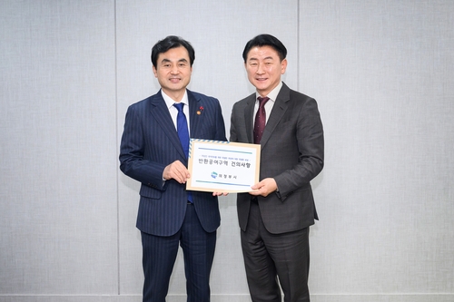 김동근 의정부시장(오른쪽)-안규백 국방부 장관