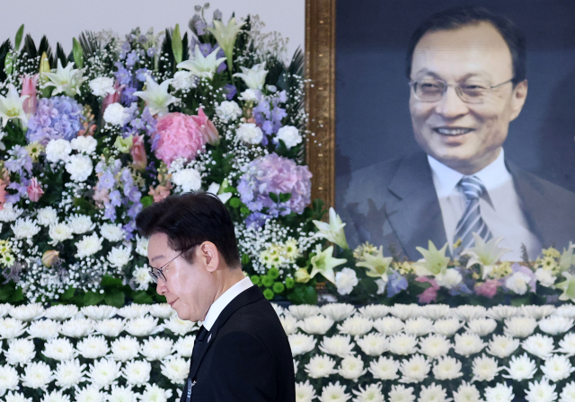 이재명 대통령이 31일 서울 여의도 국회 의원회관에서 열린 이해찬 전 국무총리 영결식에서 헌화를 마친 뒤 단상에서 내려가고 있다. 연합뉴스