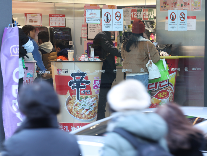 서울의 한 편의점에서 고객들이 식사를 하고 있다. 사진=연합