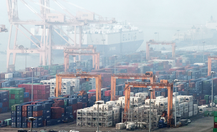 경기 평택항에 컨테이너가 쌓여 있는 모습. 사진=연합