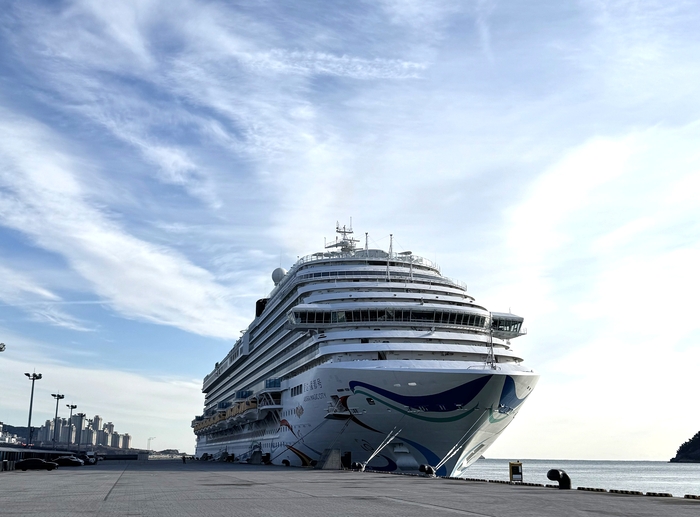 새해 부산항 첫 크루즈선 입항…중국발 첫 항차