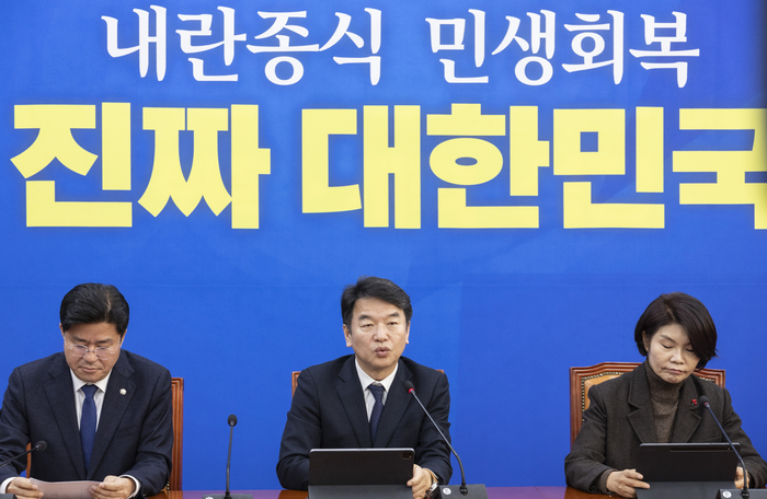 원내대책회의에서 발언하는 문진석 원내대표 직무대행