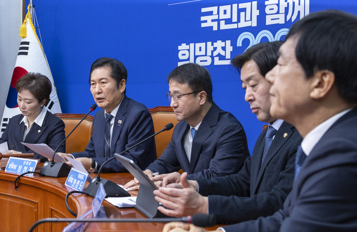 완전체 된 민주당 최고위원회의에서 발언하는 정청래 대표