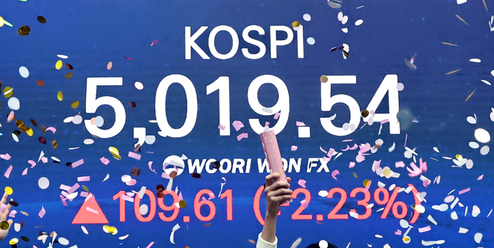 코스피, 장중 사상 첫 5,000선 돌파