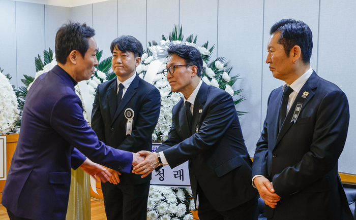 조문객 맞는 김민석 국무총리와 더불어민주당 정청래 대표