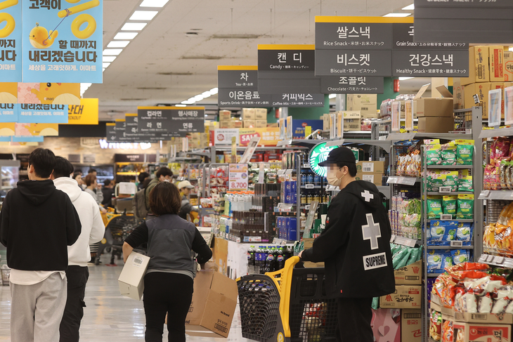 서울 시내 대형마트에서 시민들이 장을 보고 있다. 사진=연합