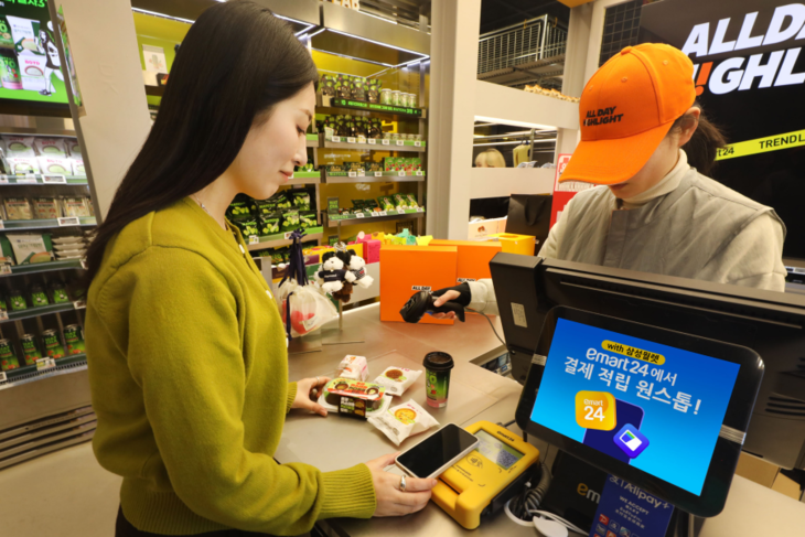 고객이 이마트24에서 물건을 구매하고 있다.