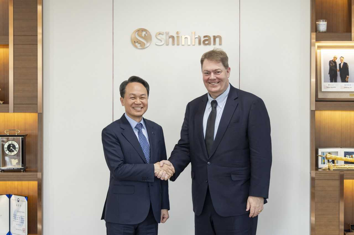 진옥동 신한금융그룹 회장(사진 왼쪽)과 제이슨 리케이트 씨티그룹 글로벌 기업금융 총괄(Global Chair).