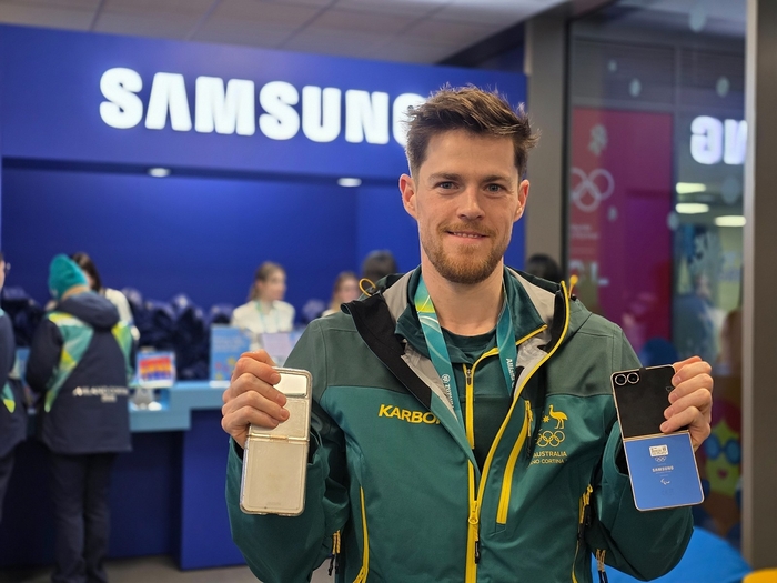 갤럭시 Z 플립7 올림픽 에디션과 Z 플립3 올림픽 에디션을 함께 보여주고 있는 브렌던 코리 선수.