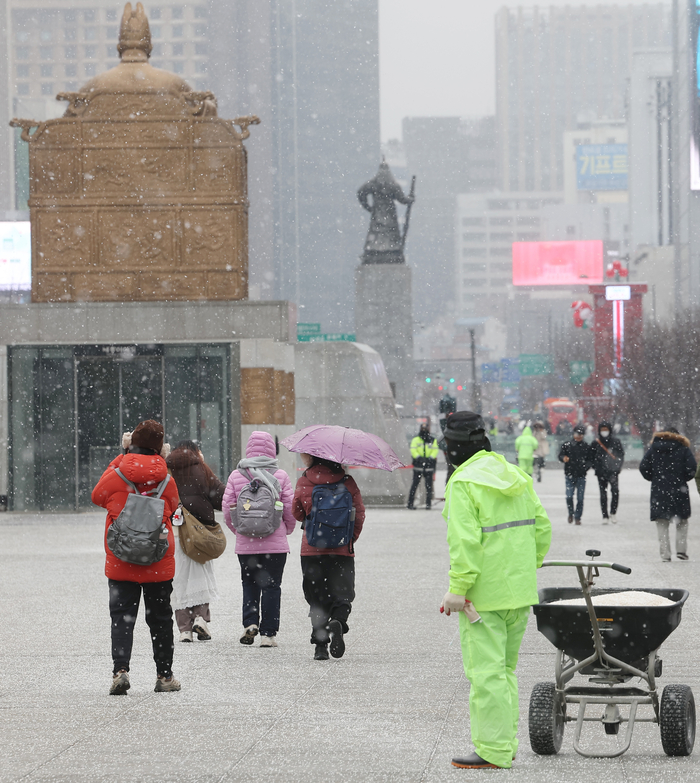 내리는 눈, 제설 작업도