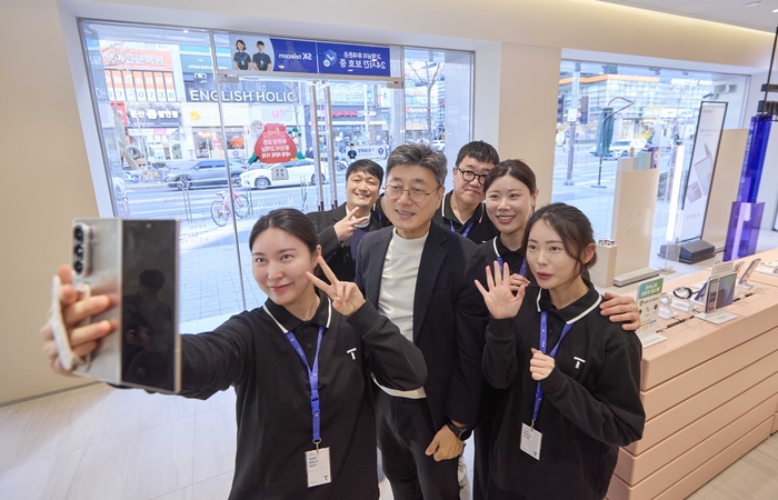 SKT 대리점 PS&M 둔산본점 구성원들과 기념 촬영하고 있는 정재헌 SKT CEO