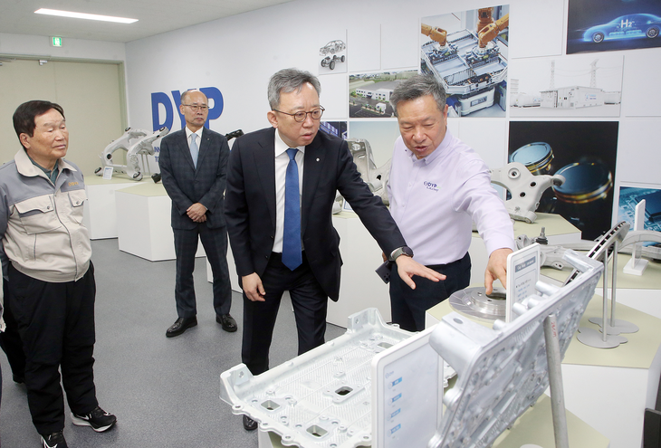 정상혁 신한은행장(앞줄 가운데)이 지난달 30일 경기도 화성시에 위치한 디와이피㈜ 화성 공장을 방문해 설명을 듣고 있는 모습.