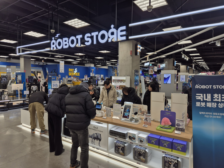 2일 이마트 일렉트로마트 영등포점 내 위치한 로봇 스토어에서 고객들이 제품을 구경하고 있다. 사진=이마트
