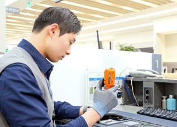 삼성전자서비스 엔지니어가 스마트폰 디스플레이 단품 수리를 진행하는 모습