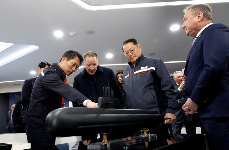 스티븐 퓨어 캐나다 국방조달 특임장관(왼쪽 두번째)은 2일 한화오션 거제사업장에 방문해 CPSP 사업에 제안한 장보고-III 배치-II 선도함인 장영실함 모