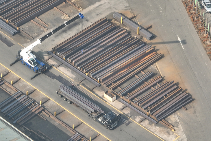 인천 철강공장 철근 적재