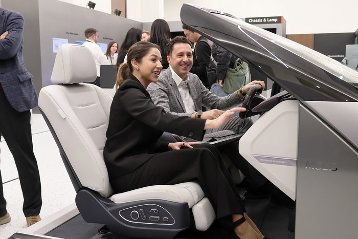 업계 관계자들이 현대모비스 차세대 콕핏시스템인 엠빅스(M.Vics) 7.0을 체험하고 있