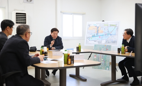 박승원 광명시장(가운데) 2일 광명시흥 테크노밸리 공사현장 점검