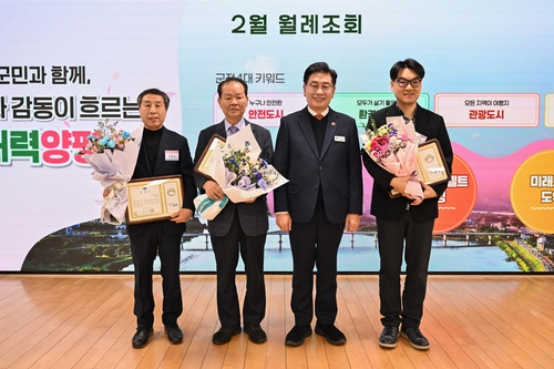 전진선 양평군수(왼쪽 세번째) 2일 선행 군민 표창 수여