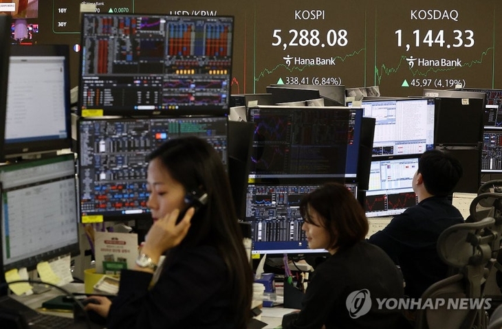 3일 서울 하나은행 본점 딜링룸에서 딜러들이 업무를 보고 있다. [사진=연합뉴스]