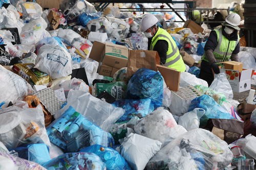 서울 도봉구 재활용 선별장에 쓰레기들이 쌓여있다.