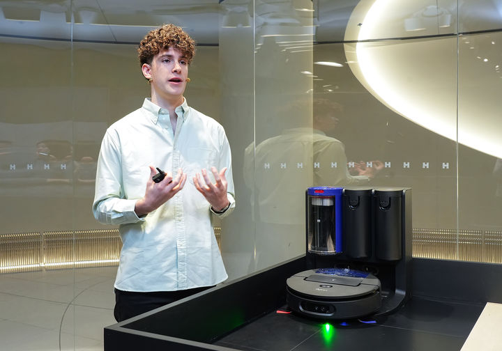 다이슨 관계자가 로봇청소기 신제품을 소개하고 있다. 사진 = 다이슨코리아.